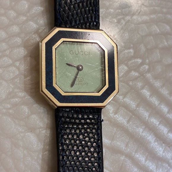 Gucci Black and Gold Square Watch - Picture 7 of 13